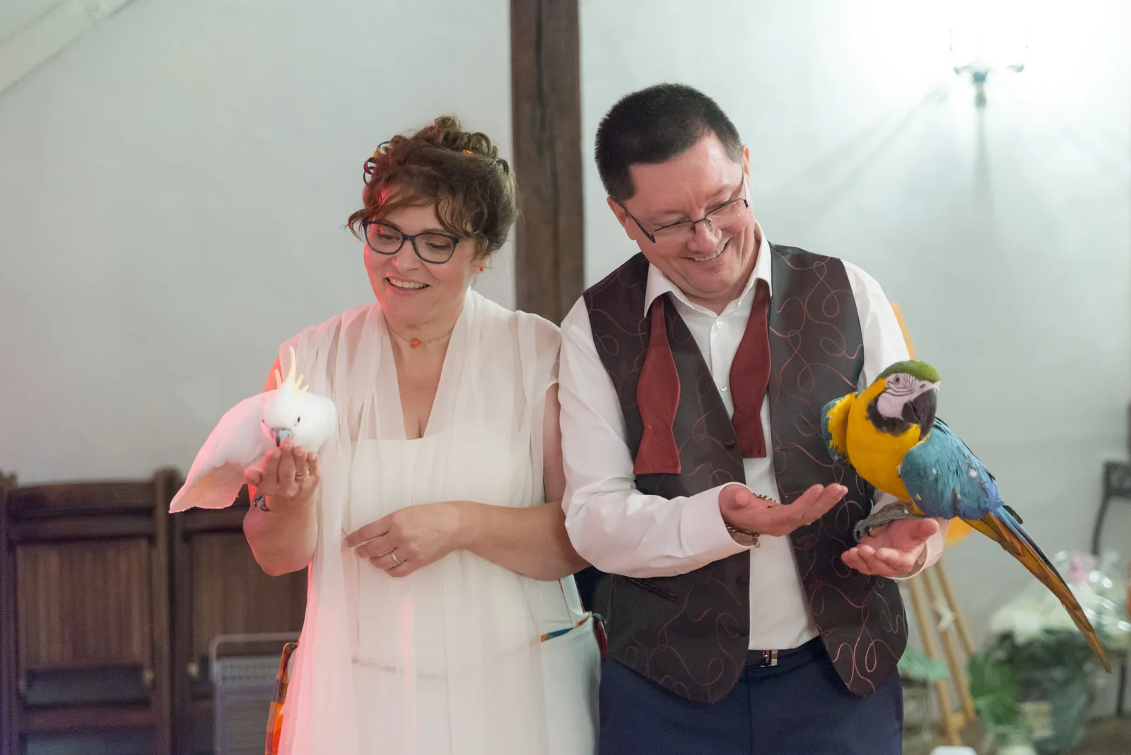 Une célébration haute en couleur inspirée de leur histoire — mariage A. & E. à Domaine de Champigny (77) (photo 10)