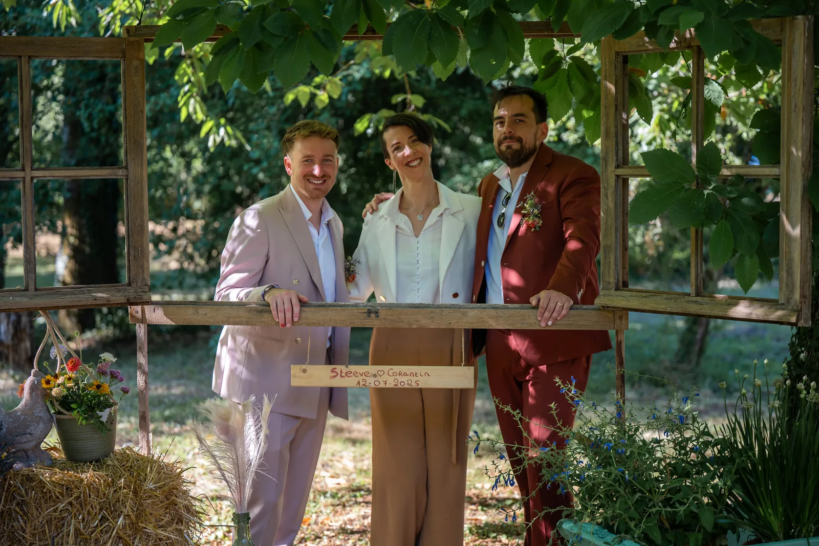 Estella Balbastre, wedding planner et officiante de cérémonie, aux côtés des mariés