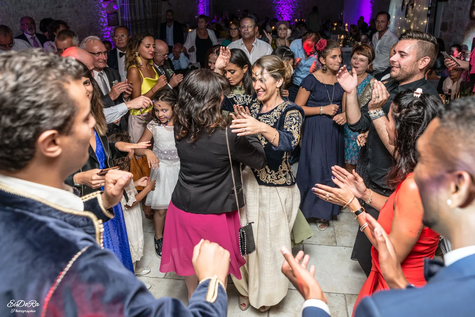 Une célébration multiculturelle pleine de joie — mariage A. & H. à Domaine champêtre (77) (photo 16)